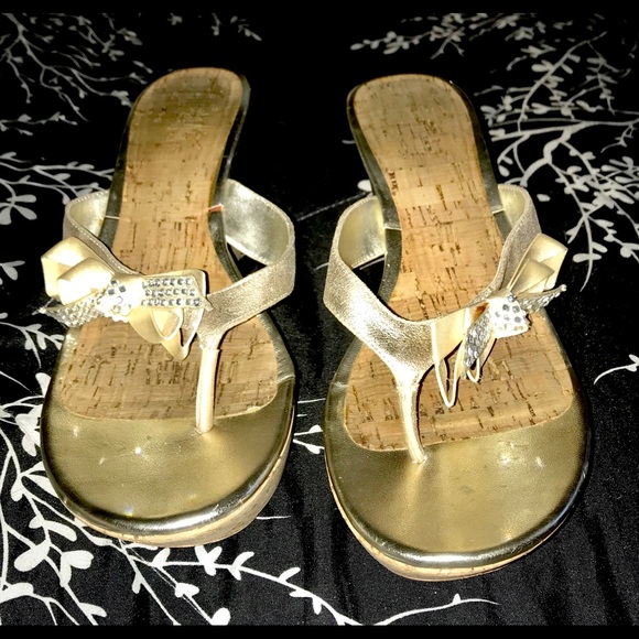 Gold wedge sandals with an embellished bow - Picture 2 of 6